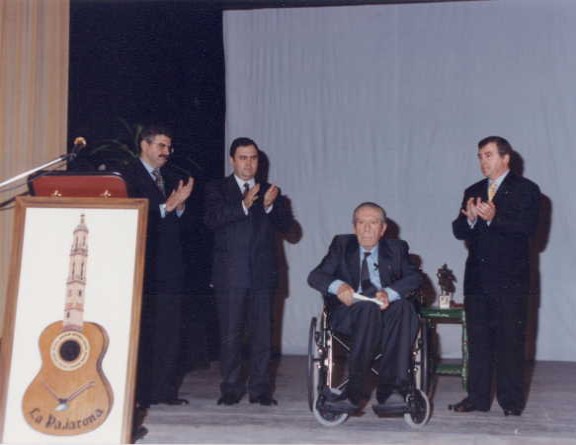 Presidente, Secretario y Tesorero de La Pajarona junto a Mario López en su Homenaje (8 de noviembre de 1997)